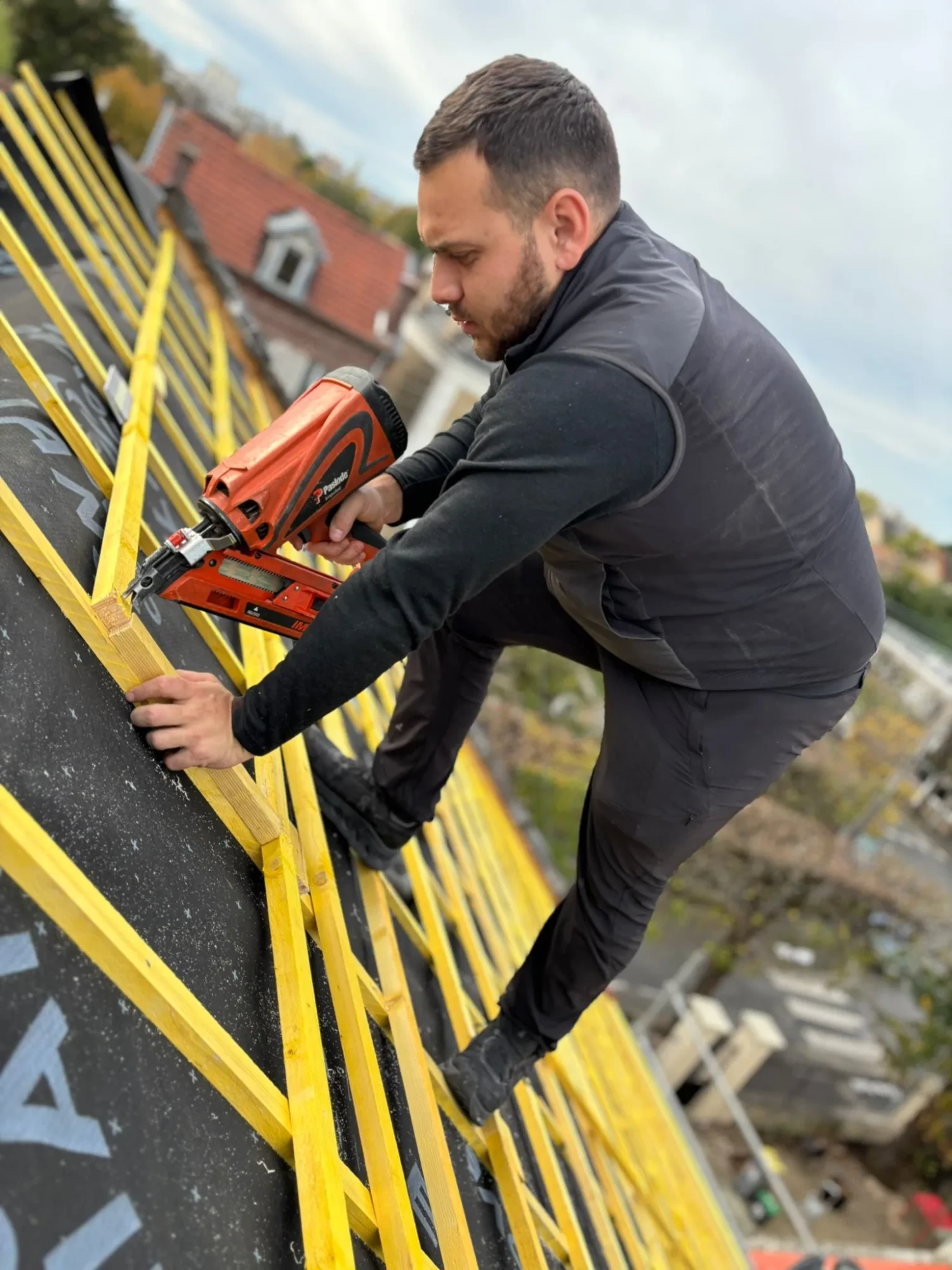 Artisan MFC Couverture au travail sur une toiture